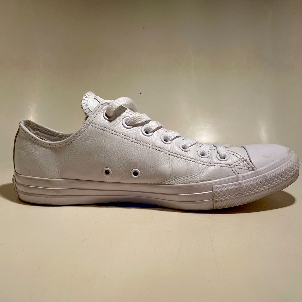 Leather low top Converse size 9 men’s white, dress shoe, casual, comfortable
